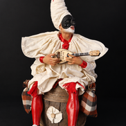 Pulcinella con botte e mandolino 30cm