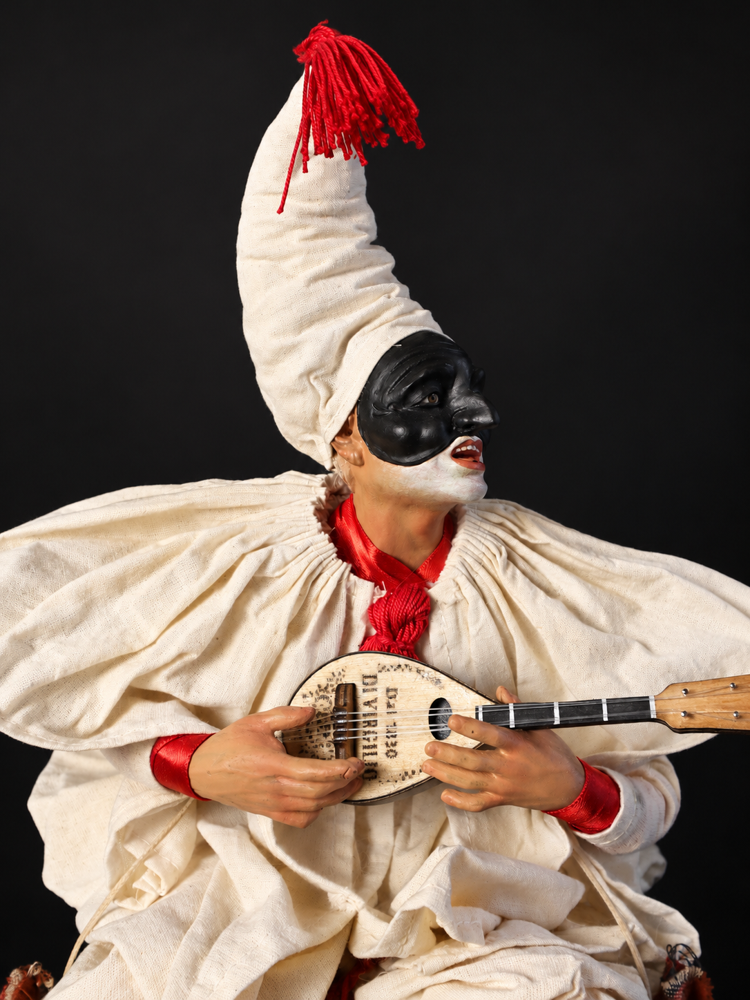 Pulcinella con botte e mandolino 30cm