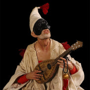 Pulcinella su botte e mandolino 40cm