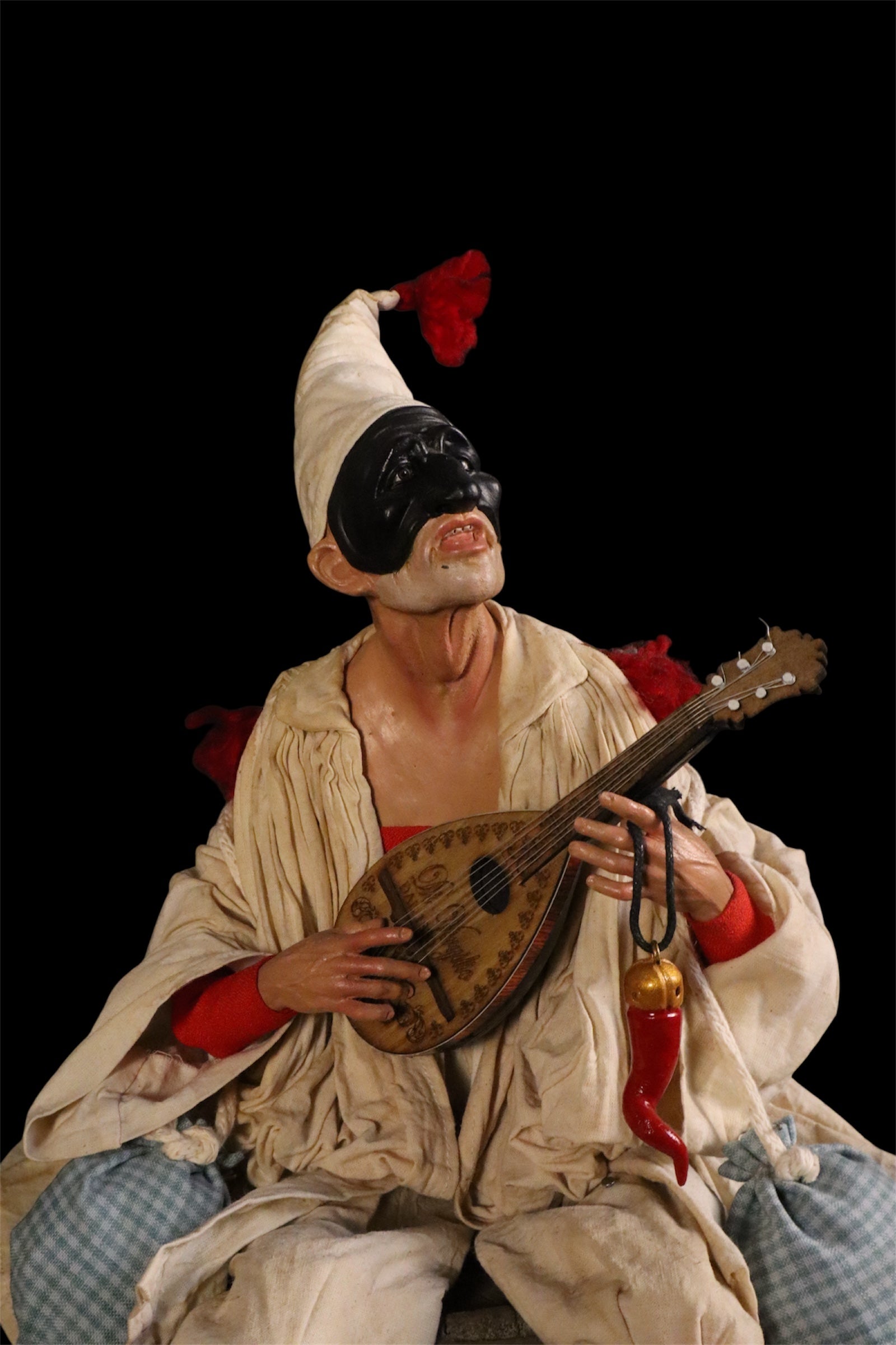 Pulcinella su botte e mandolino 40cm