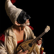 Pulcinella su botte e mandolino 40cm