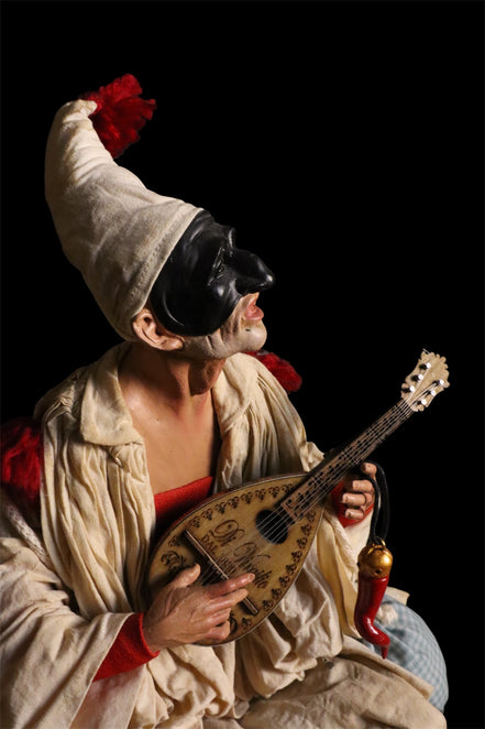Pulcinella su botte e mandolino 40cm