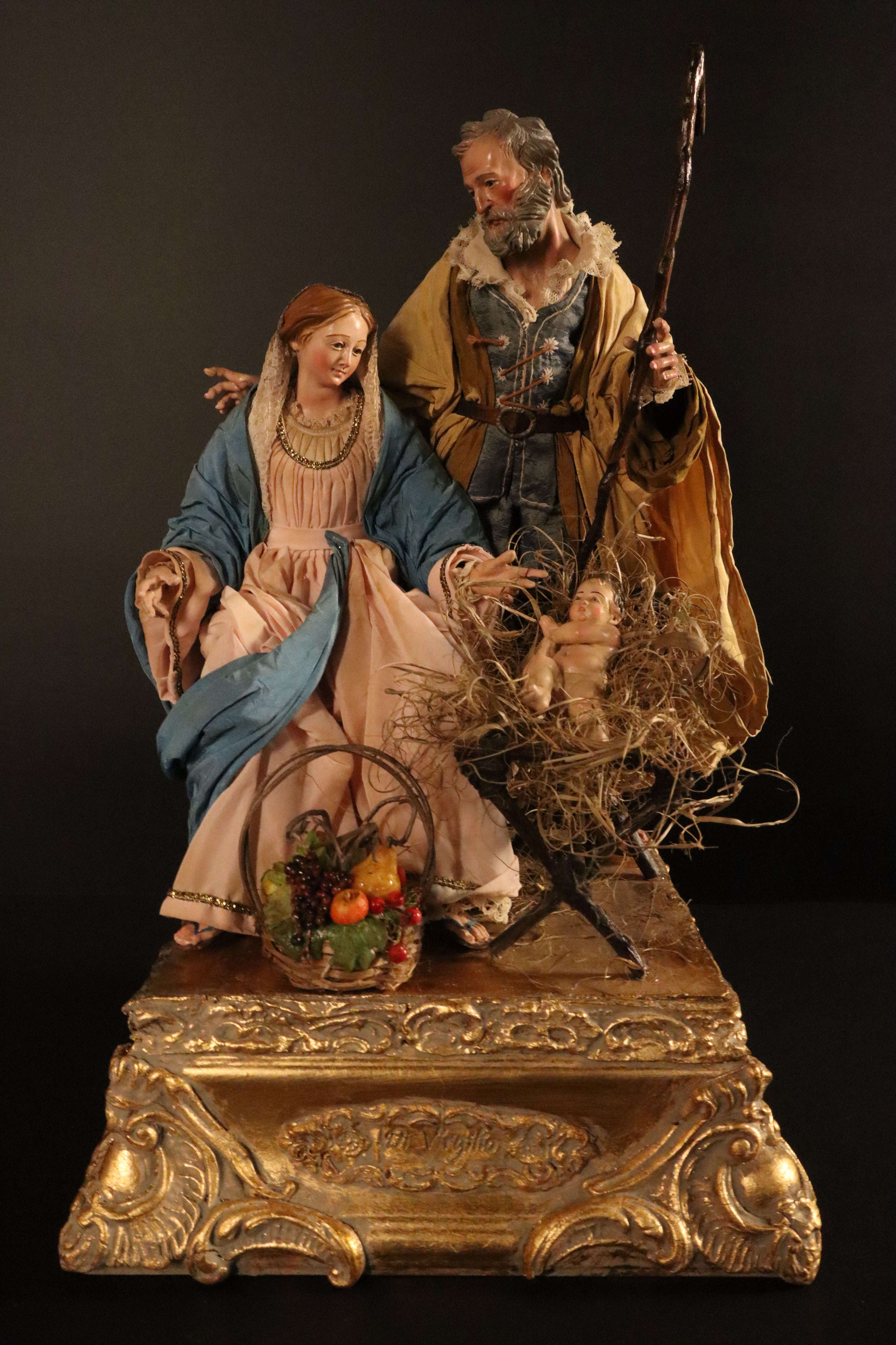 Natività 33cm con base in legno oro e cestino