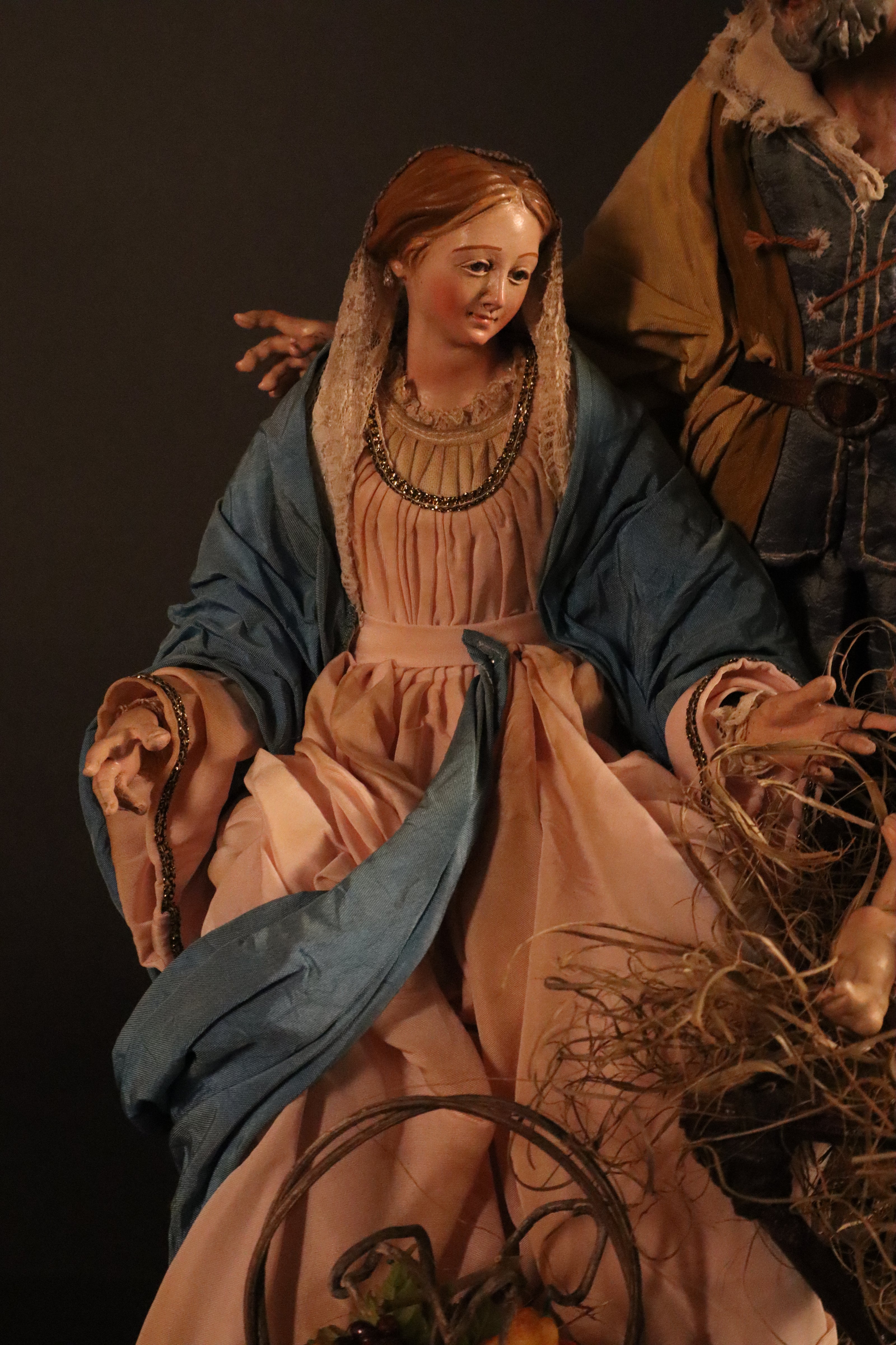 Natività 33cm con base in legno oro e cestino