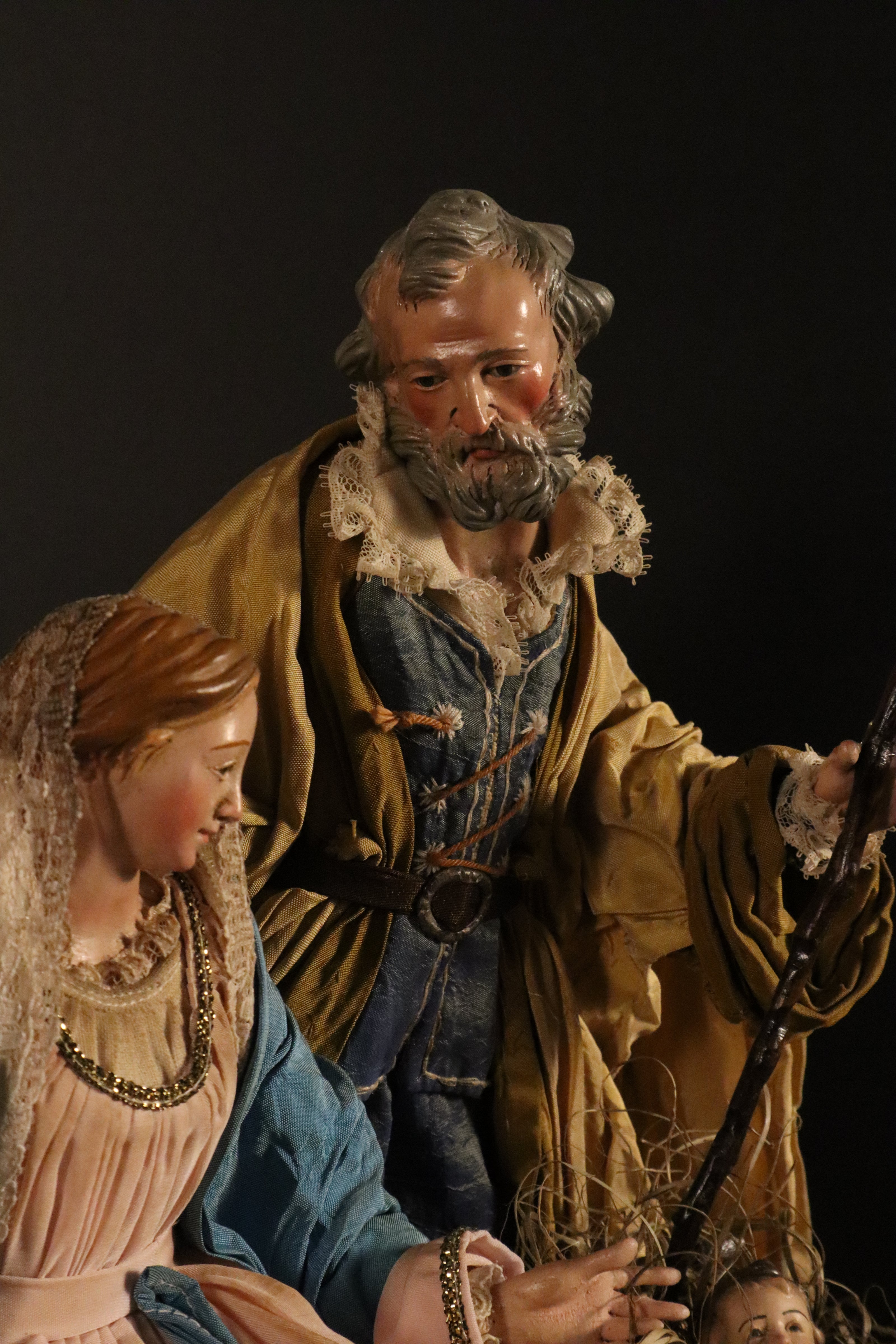 Natività 33cm con base in legno oro e cestino