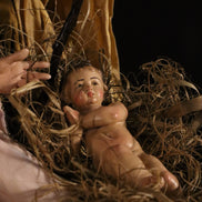 Natività 33cm con base in legno oro e cestino