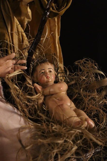 Natività 33cm con base in legno oro e cestino