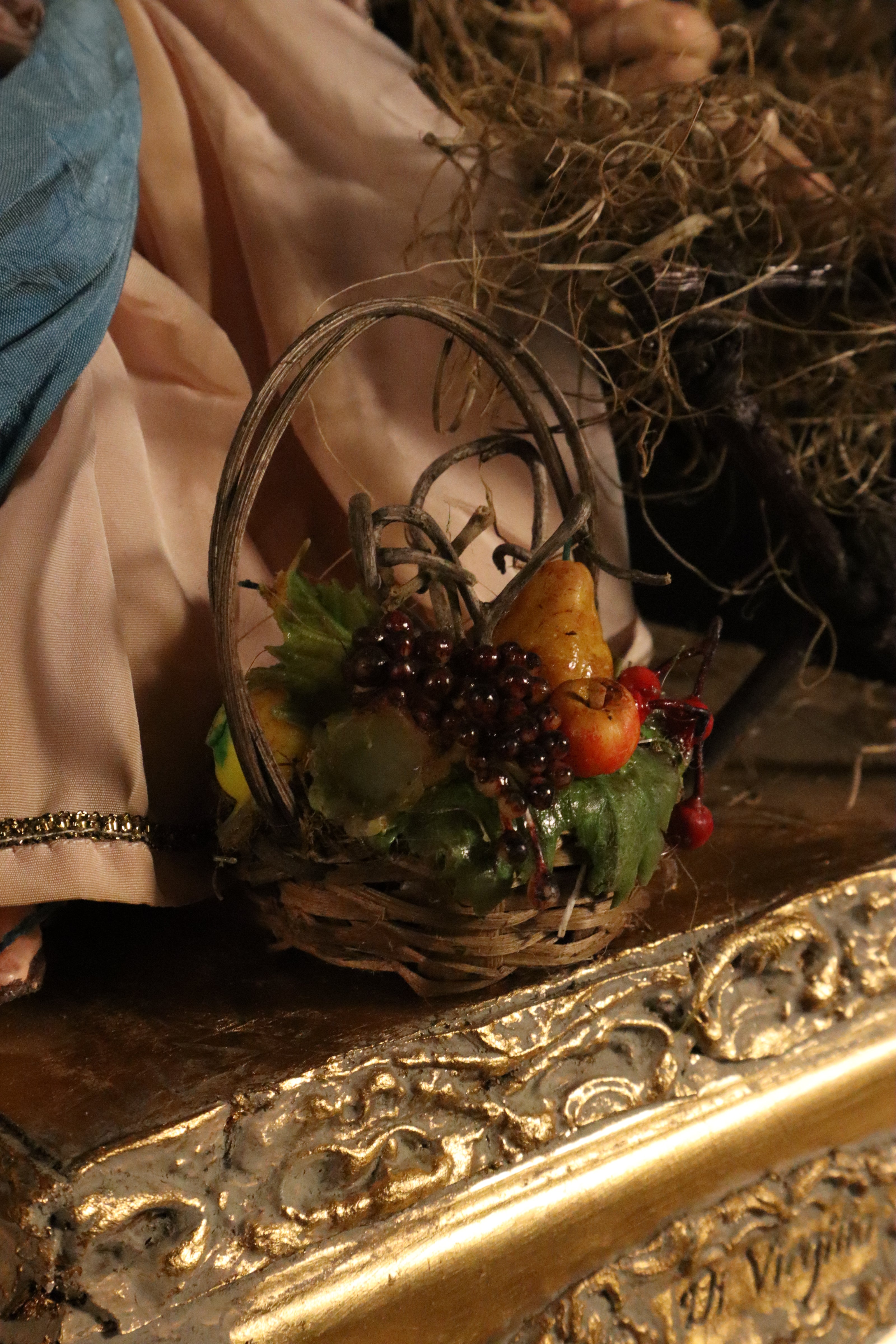Natività 33cm con base in legno oro e cestino