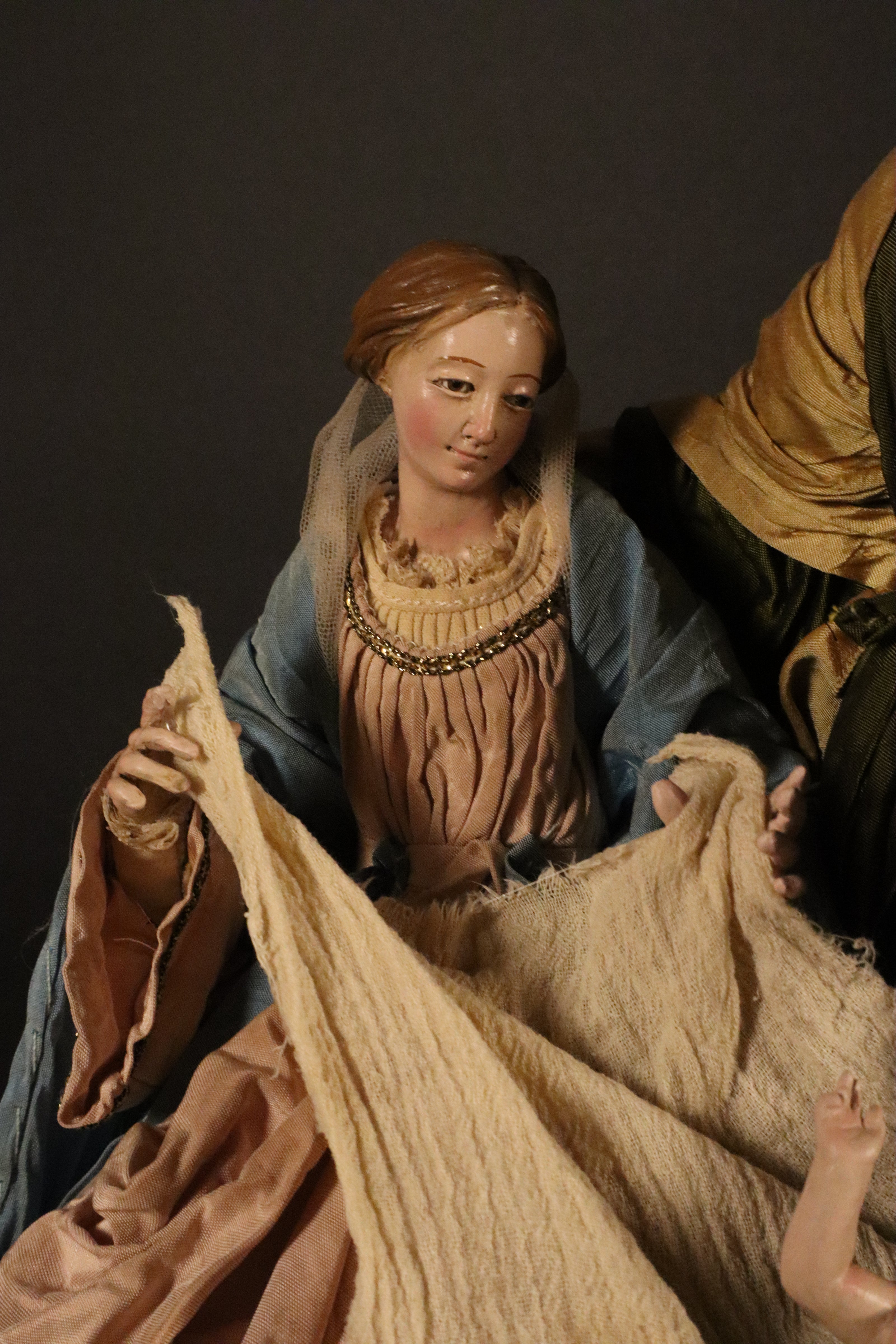 Natività cm 27 base in legno oro
