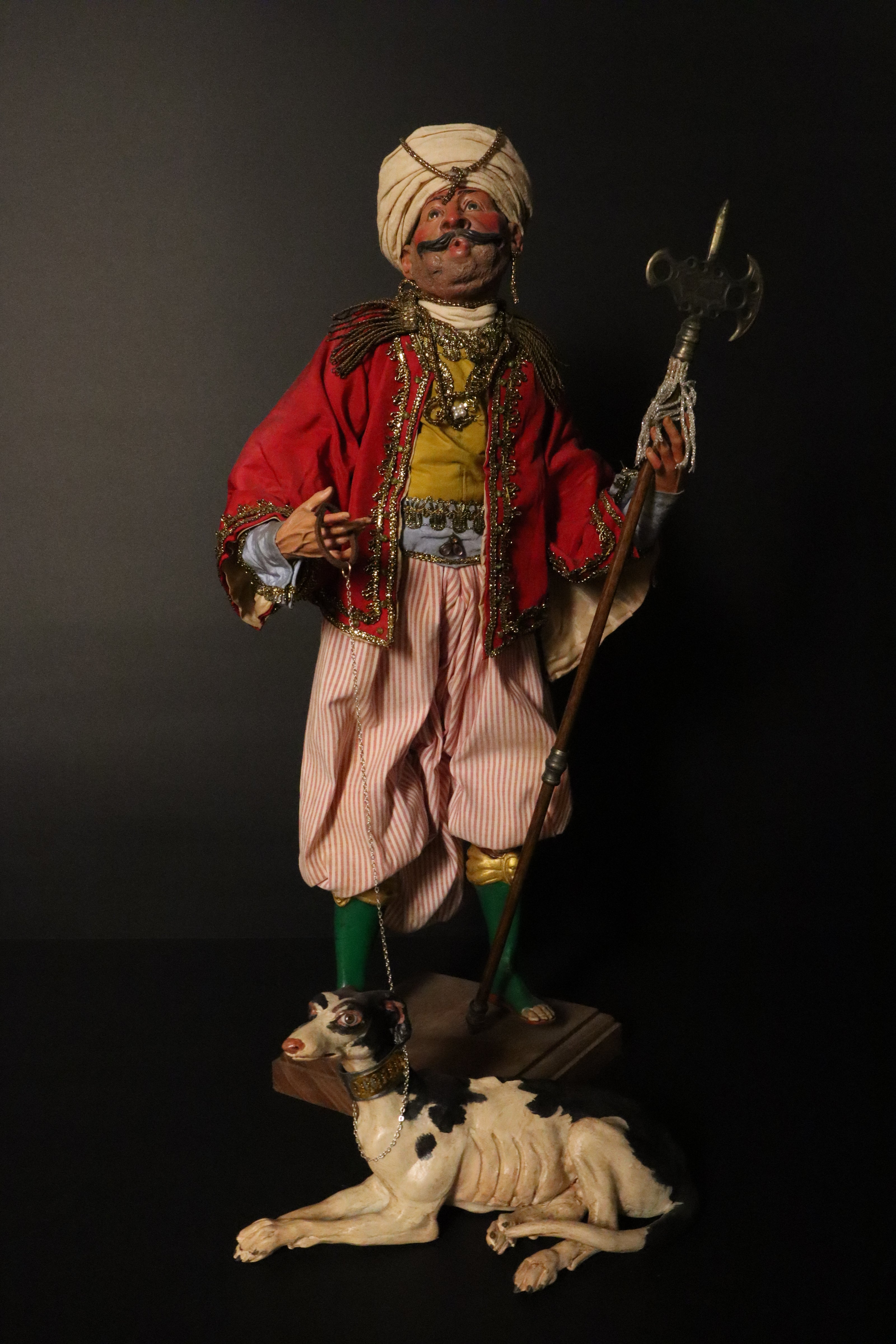 Orientale con levriero e ascia 38cm