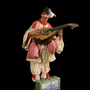 Pulcinella con calascione e valigia 45cm
