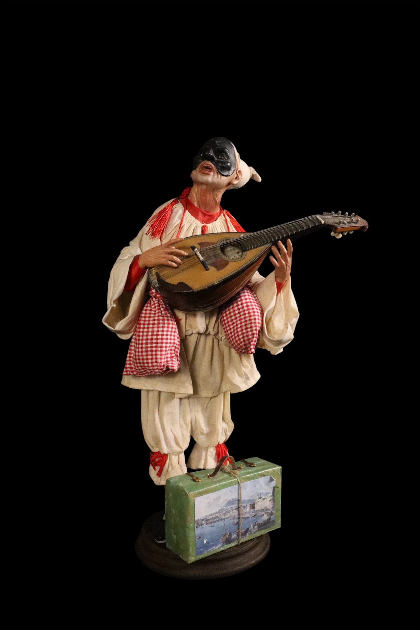 Pulcinella con calascione e valigia 45cm