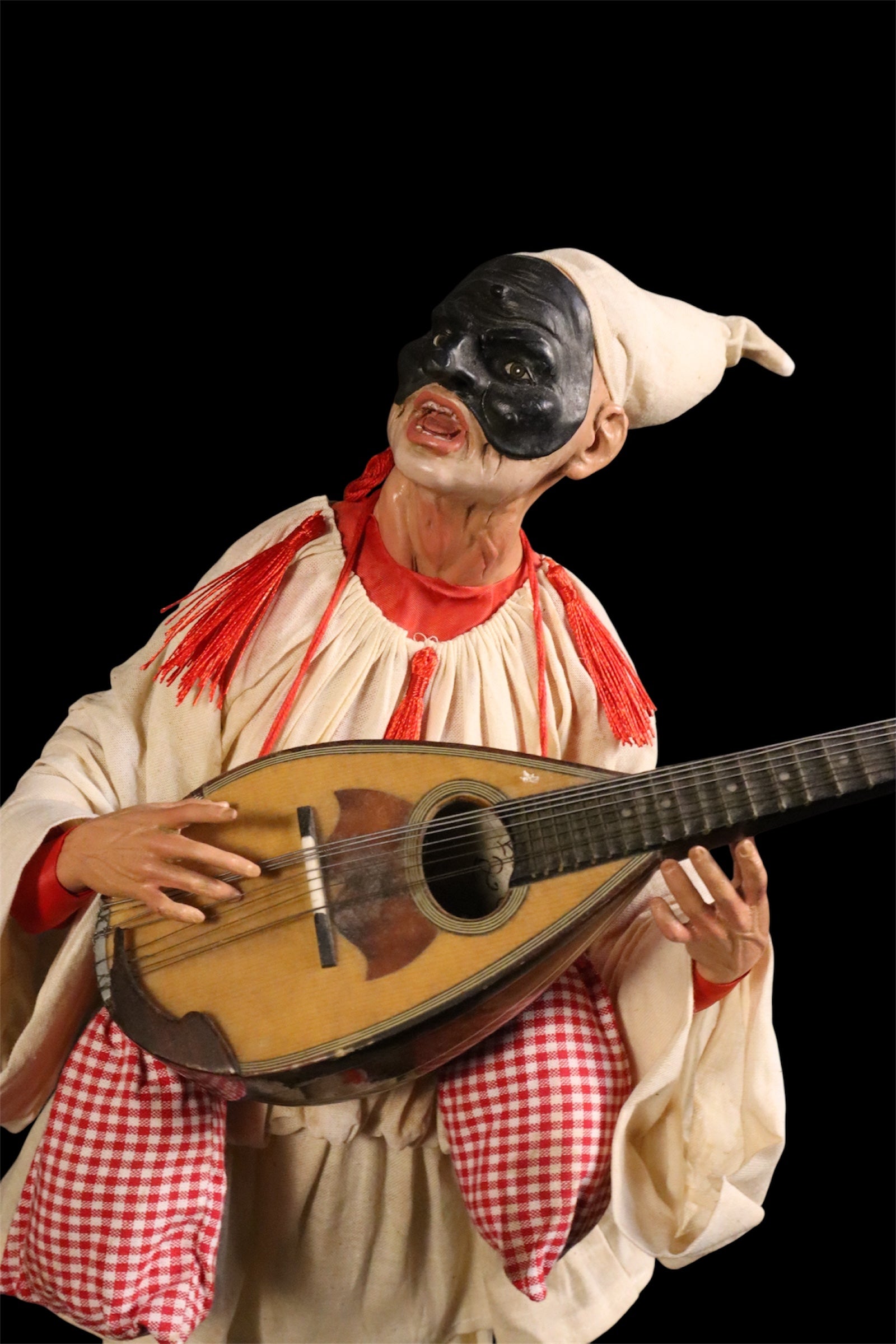 Pulcinella con calascione e valigia 45cm