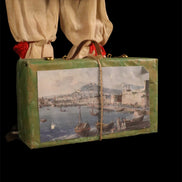 Pulcinella con calascione e valigia 45cm
