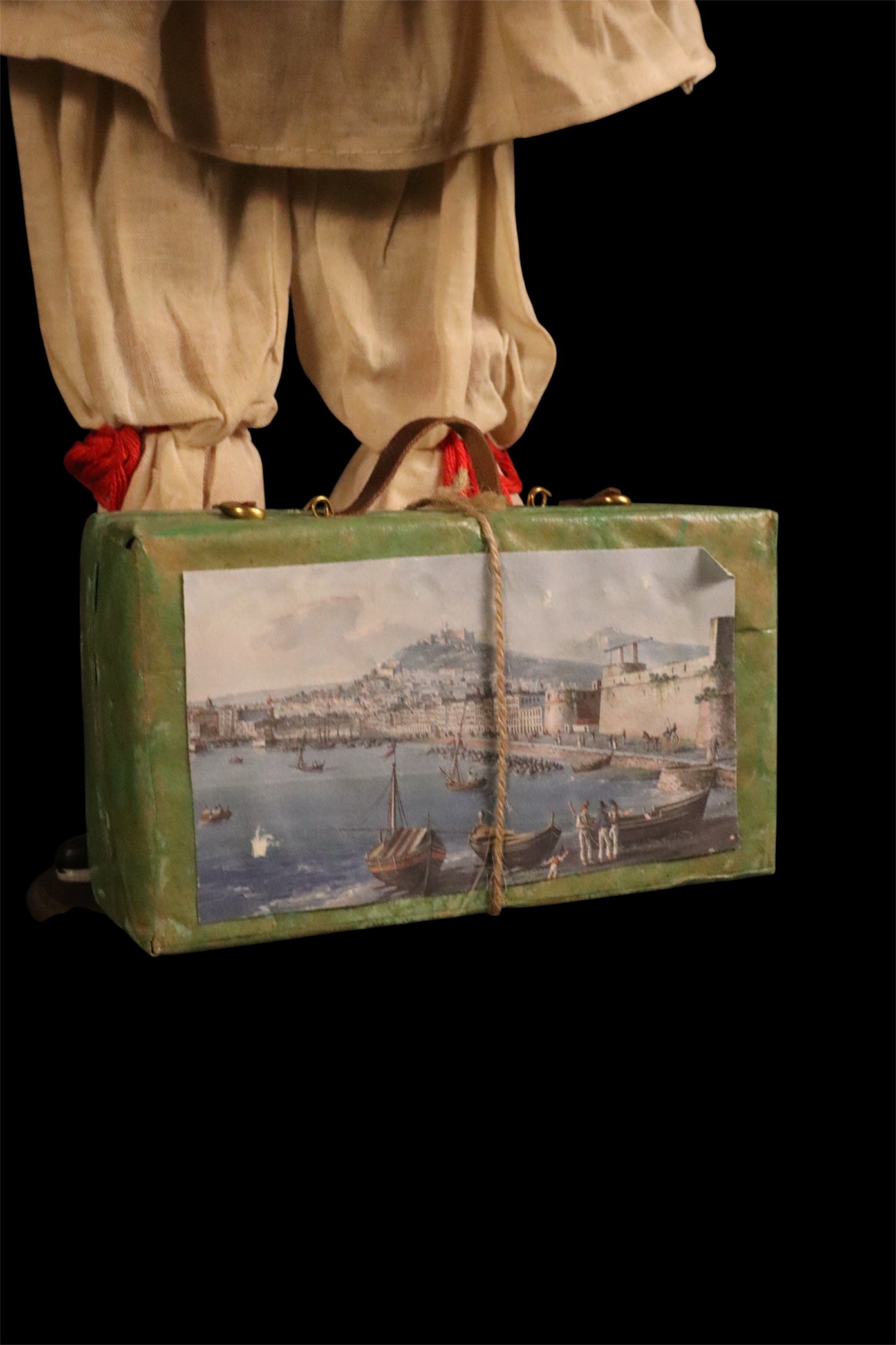 Pulcinella con calascione e valigia 45cm