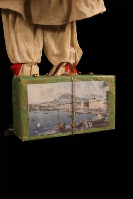 Pulcinella con calascione e valigia 45cm