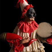 pulcinella con tamburello e corno 38cm