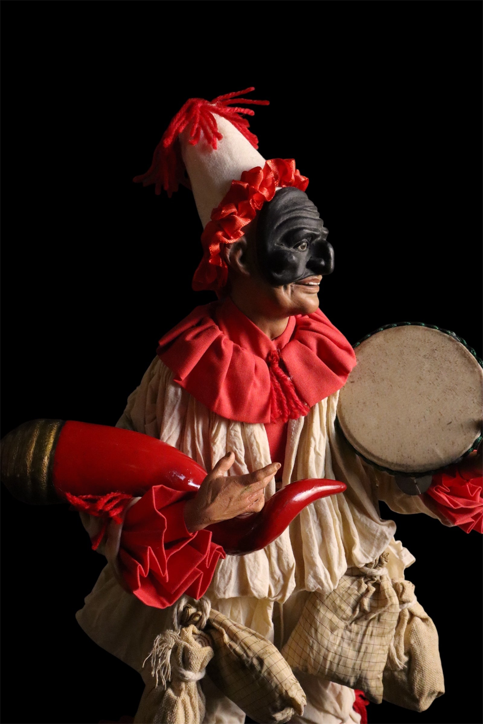 pulcinella con tamburello e corno 38cm